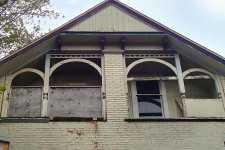 Windows on a Des Moines Victorian house before undergoing historic preservation by Silent Rivers