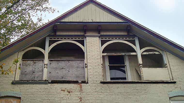 Windows on a Des Moines Victorian house before undergoing historic preservation by Silent Rivers