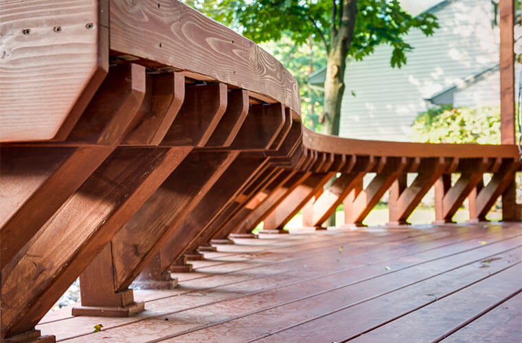 Outdoor patio and landscaping in Des Moines with curved retaining wall by Silent Rivers