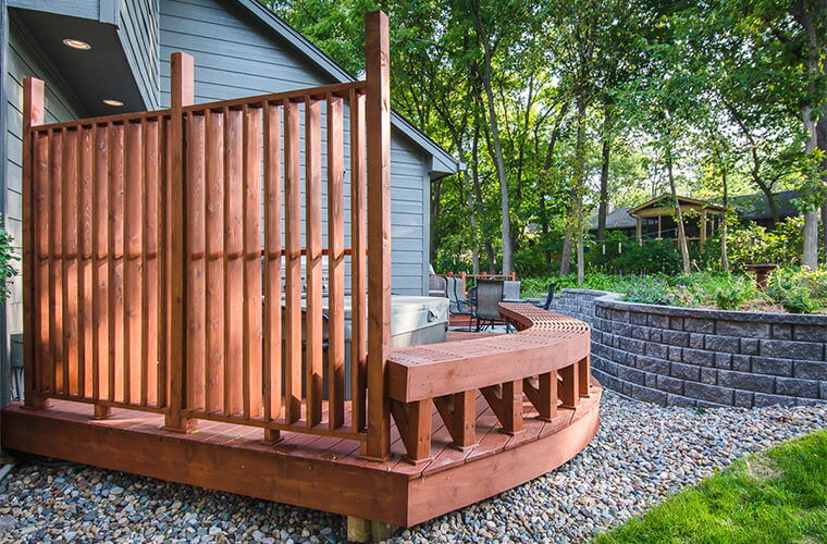 Outdoor patio and landscaping in Des Moines with curved retaining wall by Silent Rivers