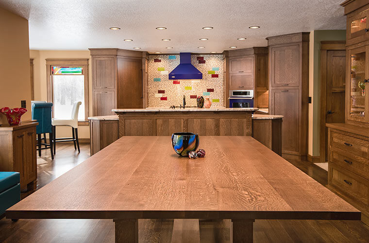 West Des Moines, Iowa craftsman dining room table in solid quartersawn white oak design and built by Silent Rivers
