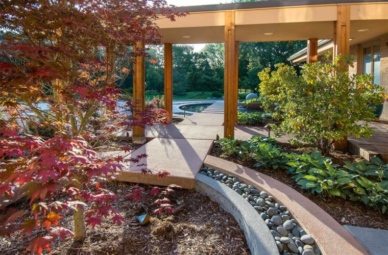 contemporary front entry courtyard with Japanese maple in concentric circle design in Johnston, Iowa by Silent Rivers